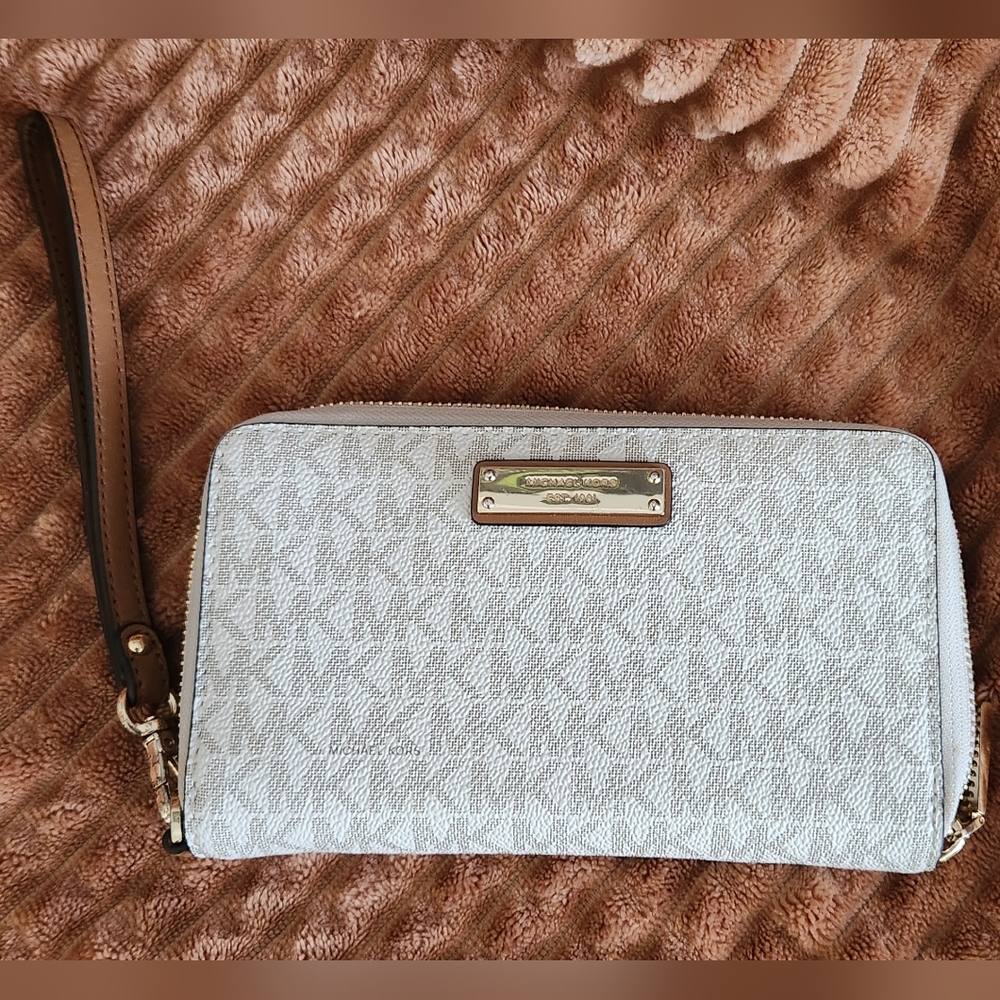 Michael kors wristlet wallet